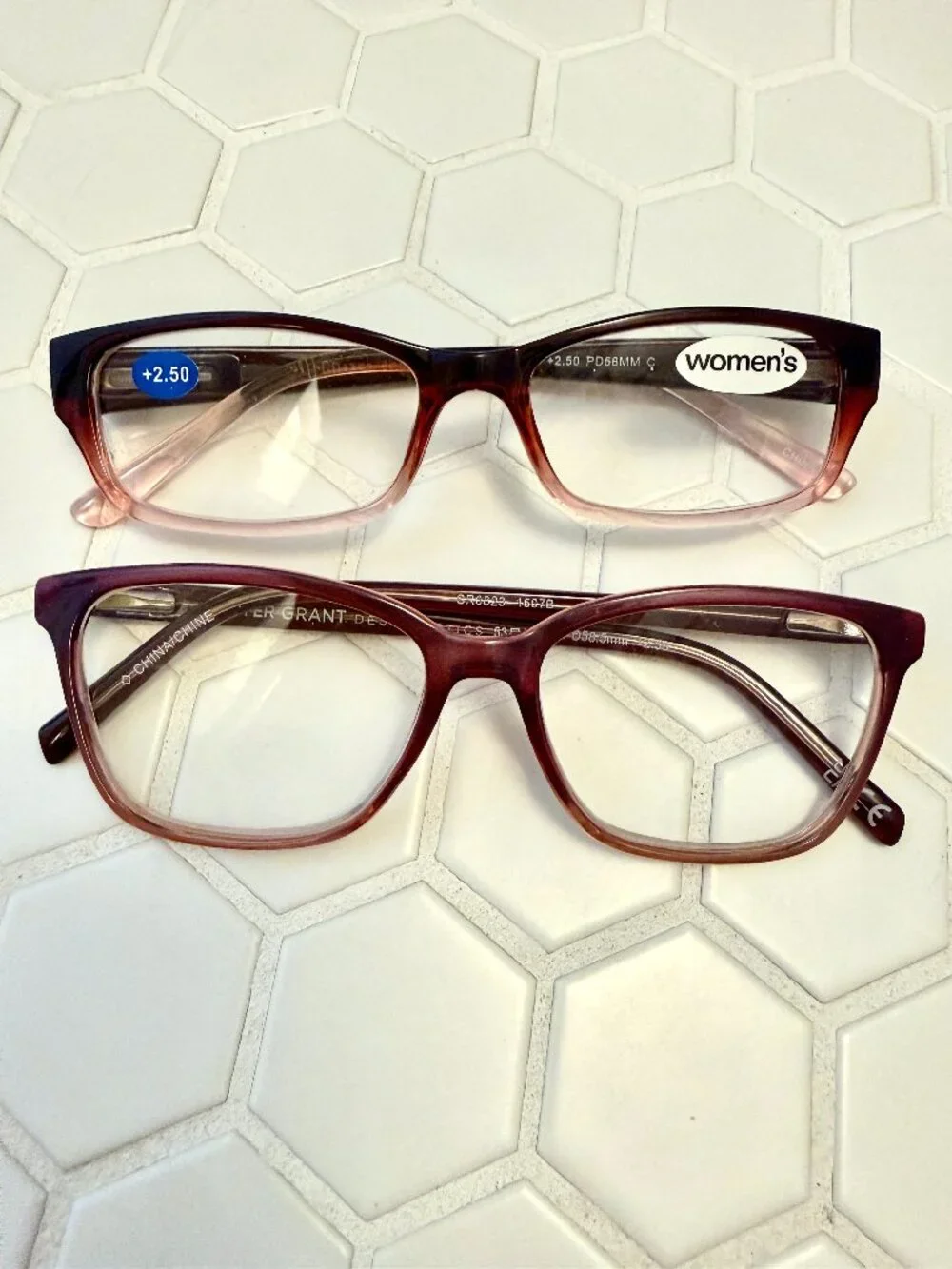 Foster Grant Design Optics +2.50 Reading Glasses Readers Set of 2 Ombré